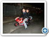 Alek e Achinha na moto do Tio Coveiro